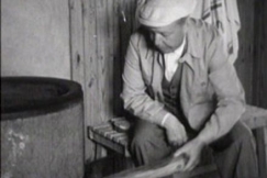 Kuva: Mika Waltari l�mmitt�� saunaa. (1958) YLE kuvanauha.