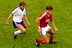 Kuva: Marko Myyry ja Vasili Rats jalkapallo-ottelussa Suomi-Neuvostoliitto. (1988) YLE kuvanauha.