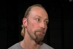 Kuva: Tanssija, koreografi Harri Kuorelahti (2002). YLE kuvauha.