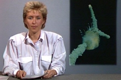 Kuva: Uutistelukija Riikka Uosukainen valkoisissa olkatoppauksissa. YLE kuvanauha. 