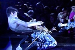 Kuva: Tokela esiintyy Helsingin j��hallissa. (1986) YLE kuvanauha.