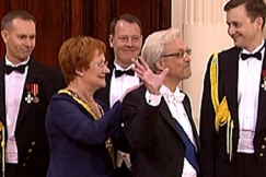 Kuva: Presidentti Halonen, tohtori Araj�rvi sek� adjutantit Muurinen ja Kolstela valmistautuvat juhlan alkuun (2006). YLE kuvanauha.