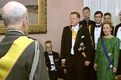 Kuva: Adolf Ehrnrooth, Martti ja Eeva Ahtisaari kuuntelevat Ylioppilaskunna laulajien esityst� Suomen laulu (1994). YLE kuvanauha.