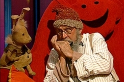 Kuva: Tonttu soittaa huuliharppua ja Neponen kuuntelee. YLE kuvanauha. 