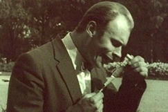 Kuva: Pertti Spede Pasanen katsoo arpaa. YLE kuvanauha. 