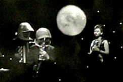 Kuva: Terttu Karin ja Pekka Nurmikallion avaruuspukuinen yhtye. (1964) YLE kuvanauha.