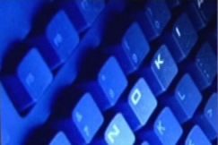 Kuva: S�hk�postia selataan. (2003) YLE kuvanauha.