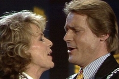 Kuva: Pirkko Mannola ja Timo T. A Mikkonen laulavat duettoa. YLE kuvanauha. 