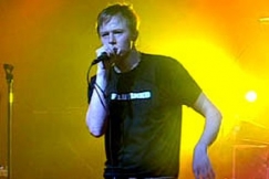 Kuva: Egotripin solisti Mikki kauste. (2006) YLE kuvanauha. 