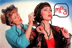 Kuva: Leila ja Annukka kuuntelevat mp3:sta. 