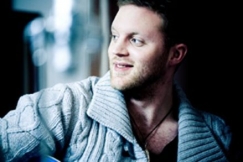 Kuva: Koop Arponen. (2009) Risto Vauras. Julkaistu Sony BMG Music Finlandin luvalla.