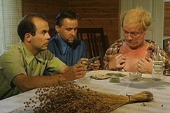 Kuva: Maalaistalon aikamiespojat ja vanha is�nt� pelaavat korttia. YLE kuvanauha. 