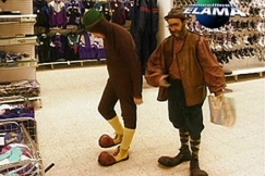 Kuva: Tamppajat Erik Loka (Heikki Silvennoinen) ja Rauno M�kinen (Timo Kahilainen) tamppaajat tavaratalossa. YLE kuvanuha. 