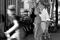 Kuva: Lomaileva pariskunta Maarianhaminassa (1963). Filmiseppo /YLE. Kuva: Lomaileva pariskunta Maarianhaminassa (1963). Filmiseppo /YLE.