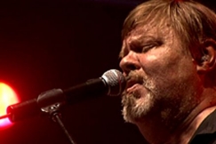 Kuva: Vesa-Matti Loiri Provinssirockissa (2009). YLE kuvanauha.