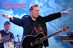 Kuva: Miljoonasade esiintyy. (1998) YLE kuvanauha.