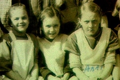 Kuva: Anni ja kaverit vanhassa luokkakuvassa. YLE kuvanauha.