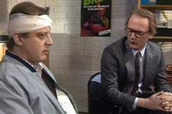 Kuva: Pahoinpidelty (Timo Er�nk�) ja tuomiokunnan edustaja (Heikki Salomaa) sovittelevat rikosta (1992). YLE kuvanauha.