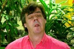 Kuva: Aake Kalliala imitoi Johannes Virolaista (1994). YLE kuvanauha.