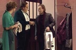 Kuva: P�lynimurikauppias saapuu taloon (1992). YLE kuvanauha.