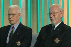 Kuva: V�in� Pokela ja Ky�sti Karhila (2001). YLE kuvanauha.