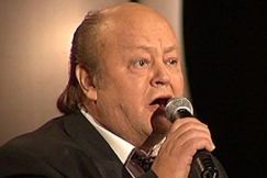 Kuva: Markku Laamanen Seniorilaulaja 2006 -tapahtumassa (2006). YLE kuvanauha.