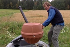 Kuva: Mies likavesikaivon kimpussa. YLE kuvanauha. 