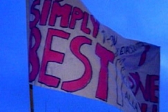 Kuva: Banderolli m�kijoukkueen mitalijuhlasta (1992). YLE kuvanauha.