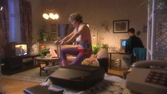 Kuva: 1980-luvun tyyliin lavastettu koti (1995). YLE kuvanauha.