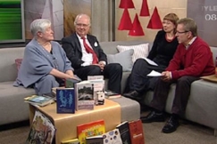 Kuva: Kirjallisuuskriitikko Kaisa Neimala ja Akateemisen kirjakaupan johtaja Stig-Bj�rn Nyberg sek� toimittajat Nadja Nowak ja Seppo Puttonen.