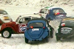 Kuva: Autot sumassa jokamiesluokan SM-karsinnassa Hollolassa (1989). YLE kuvanauha.