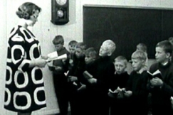 Kuva: Opettaja Kaija-Liisa Puolanne ja oppilaita (1968). YLE kuvanauha.