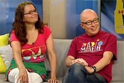 Kuva: Toimittajat Outi Popp ja Juha Roiha (2010). YLE kuvanauha.