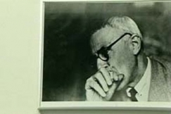 Kuva: Giorgio Morandi valokuva Sara Hildénin museon seinällä (1988). YLE kuvanauha. Kuva: Giorgio Morandi valokuva Sara Hildénin museon seinällä (1988). YLE kuvanauha.