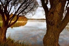 Kuva: Syksyinen maisema Tohloppij�rvell� (2009). Tuula Nyberg.