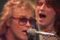 Kuva: Kojo ja kitaristi Jukka Orma laulavat (1980). YLE kuvanauha.