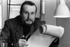 Kuva: Selostaja Raimo H�yrinen lukee studiossa piippu k�dess� telexliuskaa (1970-luku). Kalle Kultala.