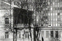 Kuva: Parjattu uudisrakennus pilkist�� Engelin piirt�m�n l��ninhallitustalon takaa Mikkeliss� (1967). YLE kuvanauha.