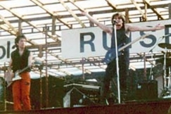 Kuva: Kuvassa U2 yhtyeen The Edge ja Bono, Turun Ruisrock 1982. Kuva: Jorma Kivist�
