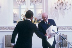 Kuva: Presidentti Urho Kekkonen t�ytt�� 80 vuotta. Vastaanotto presidentinlinnassa, Ruotsin kuningas Kaarle XVI Kustaa onnittelee. Kuvaaja: Kalle Kultala. (1980)