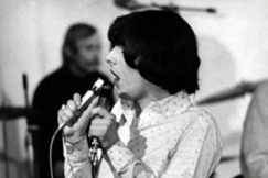 Kuva: Kirka laulaa Islanders-yhtyeen solistina (1960-luku). Pressfoto.