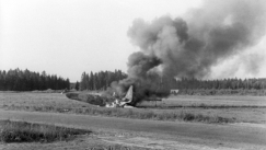 Kuva: Alasammuttu ven�l�inen sotilaskone palaa V�rtsil�ss� (1944). Eino Nurmi.