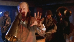 Kuva: Tuomari Nurmio laulaa Hotelli Voodoo -filmin her�tyskokouksessa (1997). Yle kuvanauha.