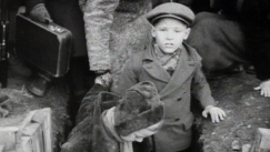 Kuva: Lapset matkalla pommisuojaan Helsingiss� talvisodan aikana. YLE kuvanauha.