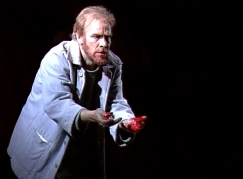 Kuva: Jorma Hynninen Vincentin p��roolissa (1990). YLE kuvanauha.