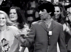 Kuva: Euromuoti 1969 -kisan juontaja Dimitri Cheremeteff ja tanssiryhm� The Wild Ones (1969). YLE kuvanauha.