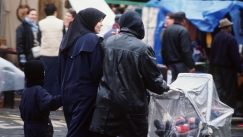 Kuva: Maahanmuuttajanaisia kadulla.