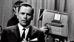 Kuva: Pentti Pesari esittelee tv-tekniikkaa. YLE kuvanauha.