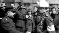 Kuva: Mannerheim joukkojensa keskell�. YLE kuvanauha.