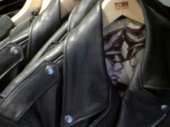 Kuva: Tom of Finland -nahkatakkeja. (1999) Yle kuvanauha.